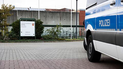 Ein Mannschaftswagen steht vor der JVA.