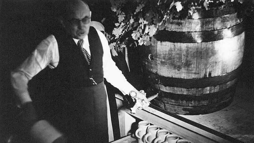 1950: Thomas Wimmer zapft das erste Fass an. 1950: Thomas Wimmer zapft das erste Fass an.