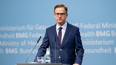 Gesundheitsminister Linemann schlie&szlig;t Leistungsk&uuml;rzungen in der Pflegeversicherung nicht aus.