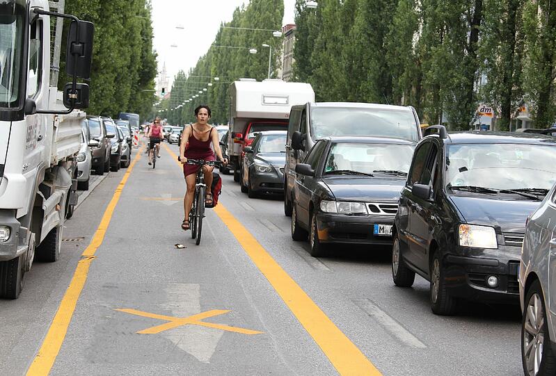 Auch am Rande der Lindwurmstraße wird gegraben &ndash; die Radler werden auf die Fahrbahn geleitet.