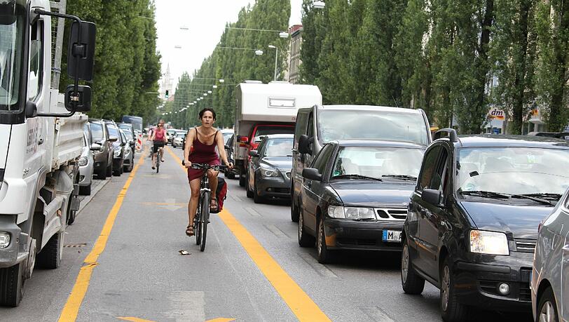Auch am Rande der Lindwurmstraße wird gegraben – die Radler werden auf die Fahrbahn geleitet. Auch am Rande der Lindwurmstraße wird gegraben – die Radler werden auf die Fahrbahn geleitet.
