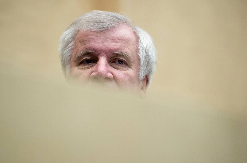 Horst Seehofer gestern im Bundesrat &ndash; bei der Sitzung, wegen der er im Landtag fehlte. Die letzten Tage haben ein paar Furchen in sein Gesicht gegraben. Foto: dapd