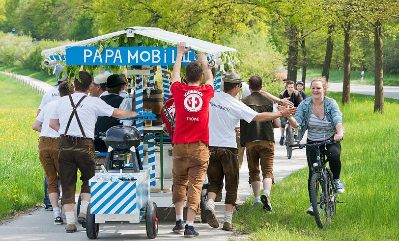Ein Gruppe Männer zog am mit ihrem weißblauem "Papamobil II." über einem Radweg im Fünfseenland bei Wessling.