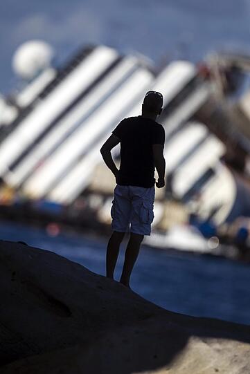 Der Bergungseinsatz am havarierten 
Kreuzfahrtschiff &bdquo;Costa Concordia&ldquo; hat sich am Montag deutlich 
verzögert. Die Aufrichtung des Schiffs vor der italienischen Insel 
Giglio werde voraussichtlich erst am Dienstag im Morgengrauen 
abgeschlossen sein. Die Bilder!