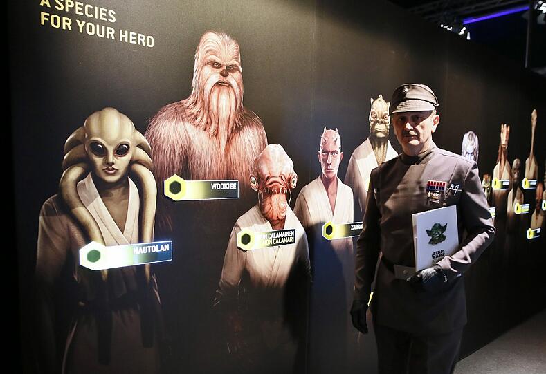 Traum für alle Star-Wars-Fans: Die Ausstellung "Star Wars Identities" zeigt Original-Kostüme aus den Krieg-der-Sterne-Episoden. Kleiner Haken: Die Galerie ist in Paris. Zum Trost zeigen wir hier die besten Bilder...