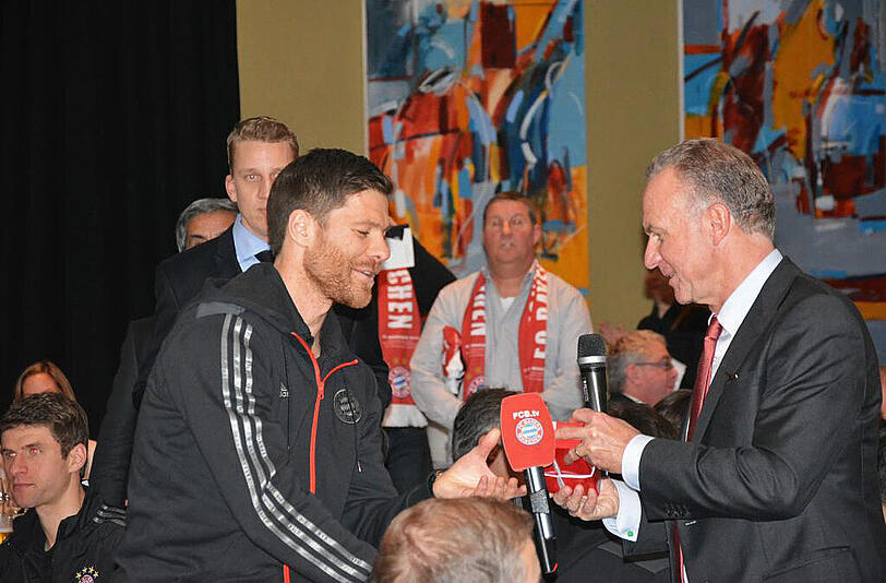 Ein Geschenk für das Geburtstagskind: Bayern-Boss Karl-Heinz Rummenigge (r.) gratuliert Xabi Alonso nach dem Spiel gegen ManCity zum Geburtstag.
