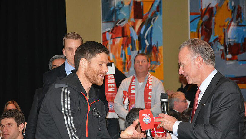 Ein Geschenk für das Geburtstagskind: Bayern-Boss Karl-Heinz Rummenigge (r.) gratuliert Xabi Alonso nach dem Spiel gegen ManCity zum Geburtstag. Ein Geschenk für das Geburtstagskind: Bayern-Boss Karl-Heinz Rummenigge (r.) gratuliert Xabi Alonso nach dem Spiel gegen ManCity zum Geburtstag.