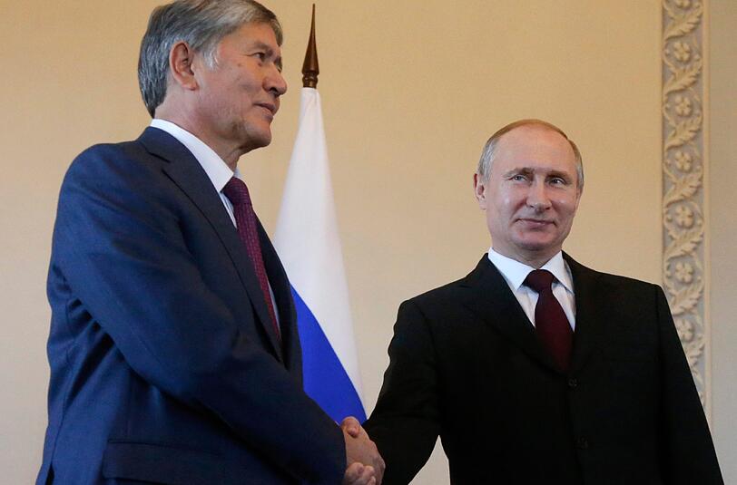 Ganz der Alte? Waldmir Putin ist am Montag nach elf Tagen wieder in der Öffentlichkeit aufgetreten. Er traf den kirgisischen Präsidenten.
