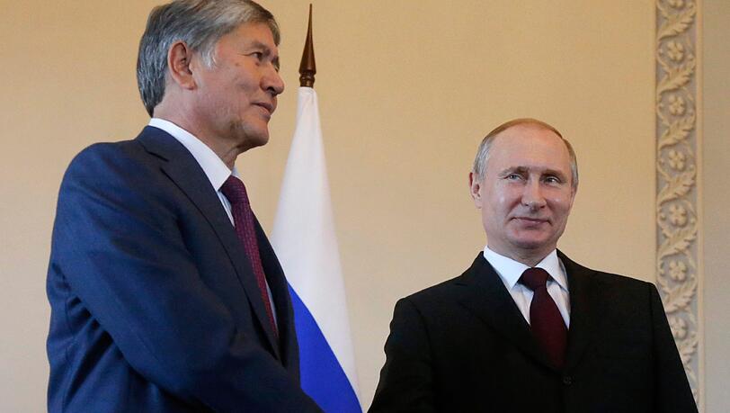 Ganz der Alte? Waldmir Putin ist am Montag nach elf Tagen wieder in der Öffentlichkeit aufgetreten. Er traf den kirgisischen Präsidenten. Ganz der Alte? Waldmir Putin ist am Montag nach elf Tagen wieder in der Öffentlichkeit aufgetreten. Er traf den kirgisischen Präsidenten.