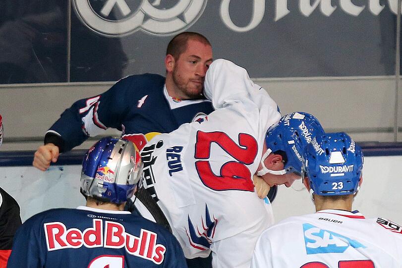 EHC-Star Steve Pinizzotto (l.) verprügelt Mannheims Denis Reul.