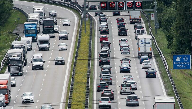 Schon am Freitagmittag kam es auf der A8 zu einem 20 Kilometer langen Stau.
