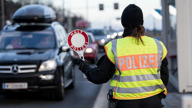 An der Kontrollstelle Schwarzbach an der Autobahn Salzburg-München (A8) ziehen Polizisten immer wieder Schleuser aus dem Verkehr.