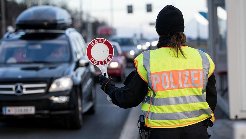 An der Kontrollstelle Schwarzbach an der Autobahn Salzburg-München (A8) ziehen Polizisten immer wieder Schleuser aus dem Verkehr. An der Kontrollstelle Schwarzbach an der Autobahn Salzburg-München (A8) ziehen Polizisten immer wieder Schleuser aus dem Verkehr.