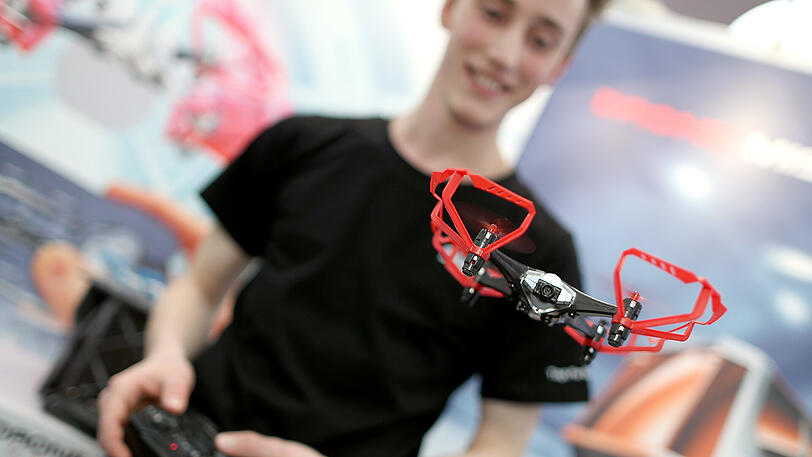 Auf der Spielwarenmesse werden auch Flugdrohnen, wie die "Spy Drone II", vorgestellt.