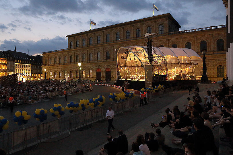 Das Konzert des Bayerischen Staatsorchesters auf dem Max-Joseph-Platz.