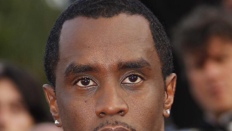 Rapper Sean "Diddy" Combs landet auf Platz eins und verdiente geschätzte 130 Millionen Dollar (116 Millionen Euro). Mehr als die Hälfte des Gewinns kommt dabei aus seiner Modefirma. Rapper Sean "Diddy" Combs landet auf Platz eins und verdiente geschätzte 130 Millionen Dollar (116 Millionen Euro). Mehr als die Hälfte des Gewinns kommt dabei aus seiner Modefirma.