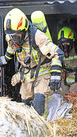 Die Feuerwehrler mussten mehrere Kubikmeter Stroh nach draußen tragen und löschen.