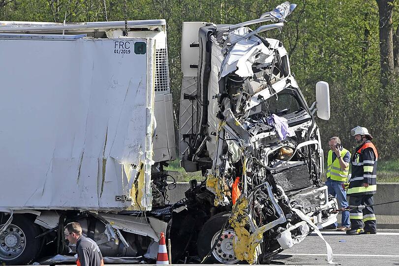 Der Sattelzug war ungebremst in eine Baustelle gerast.