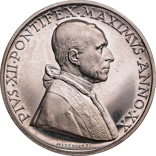 Pius XII. &ndash; göttliche Sendung im Radio: Er galt als steif, theatralisch und als "letzter Fürst Gottes": Papst Pius XII. (1939-58), strammer Anti-Kommunist, der als geachteter Diplomat in schwieriger Zeit seine Stimme erhob gegen die Schrecken des Krieges, für die unveräußerlichen Grundrechte eines jeden Menschen. Er verwendete dazu gerne Rundfunk-Ansprachen. Auch wenn er sich in Italien für Juden einsetzte und die Nazis seine Weihnachtsansprache etwa von 1942 in Deutschland verboten, hatte er sich doch nicht zu einer offenen Konfrontation gegen Hitler und den Holocaust durchringen können.