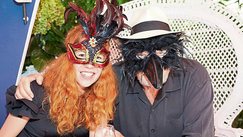 Erkannt? Hitkomponist Ralph Siegel mit seiner Frau Laura und venezianischen Masken.