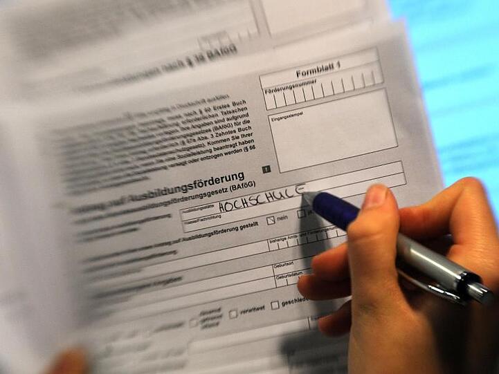 Antrag auf Ausbildungsförderung (Bafög): Der Höchstbetrag steigt in zwei Stufen von jetzt 735 auf 861 Euro im Monat.