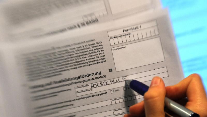 Antrag auf Ausbildungsförderung (Bafög): Der Höchstbetrag steigt in zwei Stufen von jetzt 735 auf 861 Euro im Monat. Antrag auf Ausbildungsförderung (Bafög): Der Höchstbetrag steigt in zwei Stufen von jetzt 735 auf 861 Euro im Monat.
