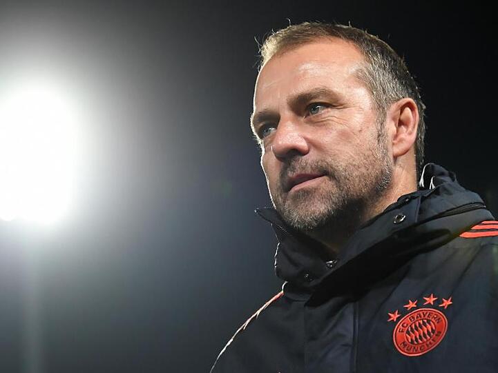 Bayern Münchens Trainer Hansi Flick trift mit seiner Mannschaft auf Bayer Leverkusen.