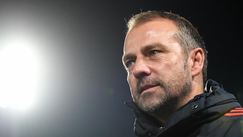 Bayern Münchens Trainer Hansi Flick trift mit seiner Mannschaft auf Bayer Leverkusen. Bayern Münchens Trainer Hansi Flick trift mit seiner Mannschaft auf Bayer Leverkusen.