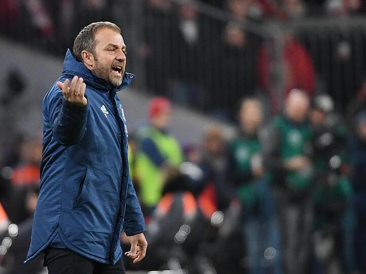 Bayern Trainer Hansi Flick gestikuliert im Stadion. Foto: Angelika Warmuth/dpa/Archivbild