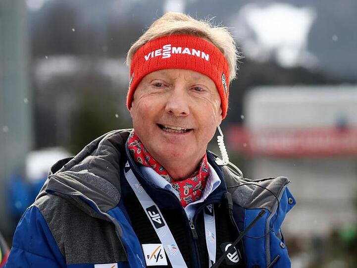 Skisprung-Renndirektor Walter Hofer lächelt während des Probedurchgangs. Foto: Daniel Karmann/dpa/Archiv