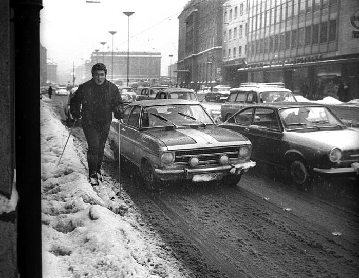Schneetreiben im Dezember 1970: Ein Langläufer in der Bayerstraße spurt sich Richtung Altstadt zum Weihnachtseinkauf ...