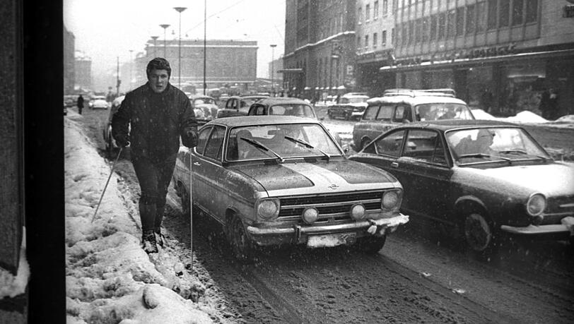 Schneetreiben im Dezember 1970: Ein Langläufer in der Bayerstraße spurt sich Richtung Altstadt zum Weihnachtseinkauf ... Schneetreiben im Dezember 1970: Ein Langläufer in der Bayerstraße spurt sich Richtung Altstadt zum Weihnachtseinkauf ...