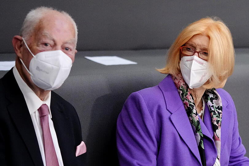 Auch sie sind in diesen besonderen Stunden im Bundestag dabei: Christel und Gerhard Scholz, die Eltern des neuen Kanzlers.