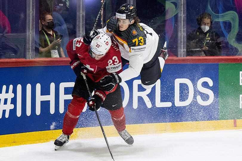 Attacke: Lukas Reichel (rechts) und die deutsche Mannschaft starten am Donnerstag ins Viertelfinale der Weltmeisterschaft.