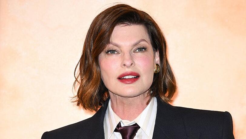Linda Evangelista berichtet von schwierigen Jahren und zeigt, dass sie eine Kämpferin ist.