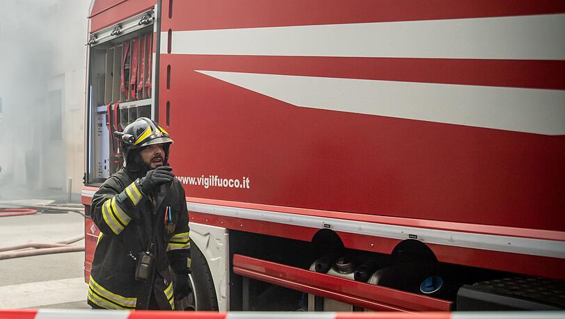 Die Feuerwehr ist mit einem Großaufgebot vor Ort. (Symbolbild)