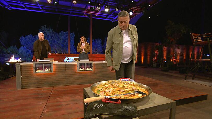 Gute Idee: Henssler servierte seine Paella in der großen Pfanne zur Selbstbedienung. Das kam bei Joachim Llambi gut an, die Paella dagegen weniger. Gute Idee: Henssler servierte seine Paella in der großen Pfanne zur Selbstbedienung. Das kam bei Joachim Llambi gut an, die Paella dagegen weniger.