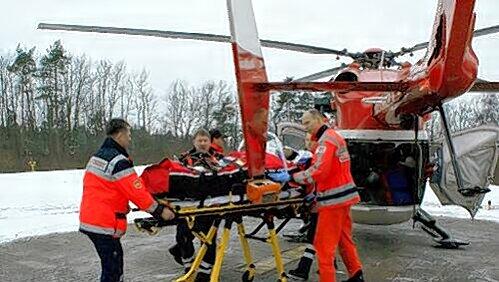 Notarzt und Sanitäter stabilisierten die Mutter soweit, dass sie mit dem Hubschrauber nach Nürnberg geflogen werden konnte. Notarzt und Sanitäter stabilisierten die Mutter soweit, dass sie mit dem Hubschrauber nach Nürnberg geflogen werden konnte.