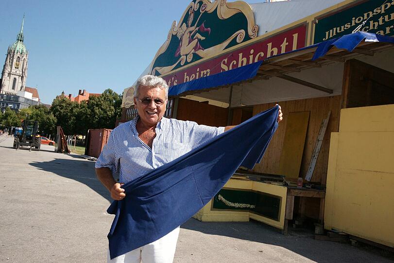 Der Schichtl: Statt mit Rot dekoriert Manfred Schauer dieses Jahr in Königsblau.