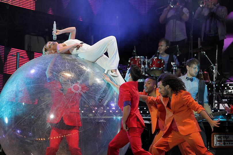 Lasziv räkelt sich Schlager-Star Helene Fischer auf einem durchsichtigen Ball: Ihr Konzert am Freitag auf dem Königsplatz leitete den Münchner Festivalsommer ein.