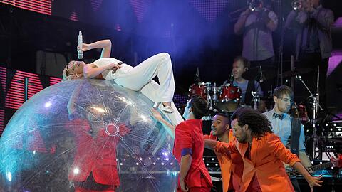 Lasziv räkelt sich Schlager-Star Helene Fischer auf einem durchsichtigen Ball: Ihr Konzert am Freitag auf dem Königsplatz leitete den Münchner Festivalsommer ein.