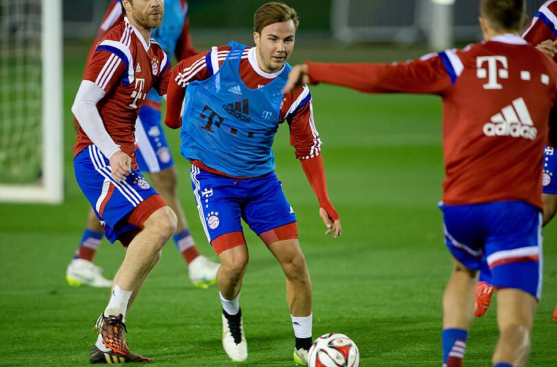 Mario Götze im Zweikampf mit Xabi Alonso