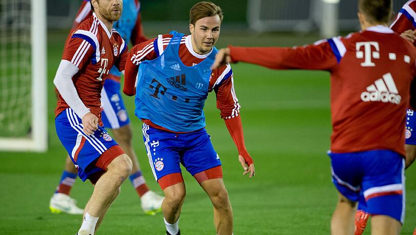 Mario Götze im Zweikampf mit Xabi Alonso Mario Götze im Zweikampf mit Xabi Alonso