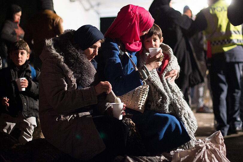Der Zustrom von Flüchtlingen an der österreichisch-deutschen Grenze reißt nicht ab.
