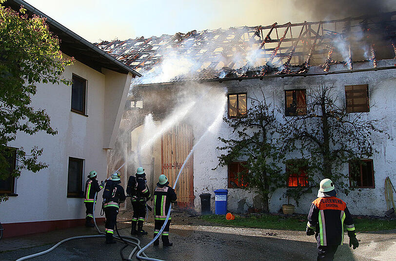 Großeinsatz der Feuerwehr am Donnerstagnachmittag: In Lafering brannte ein großes Stallgebäude komplett aus, der Sachschaden ist enorm. Die Bilder.