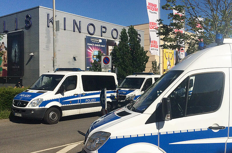 Einsatzkräfte der Polizei stehen in Viernheim (Hessen) vor dem Kino, in dem sich ein bewaffneter Mann verschanzt hatte. Die Bilder vom Einsatz.