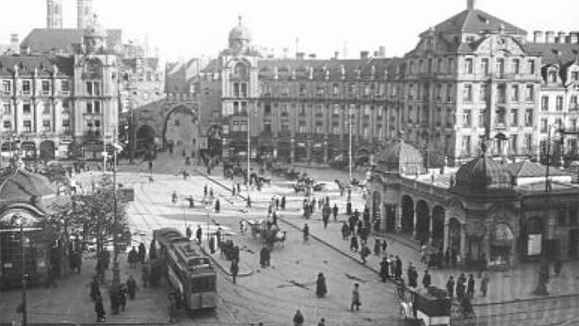Der Stachus 1921 (noch mit den alten Stachus-Häuschen).