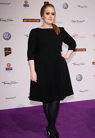 So kennt man die Sängerin Adele von ihren Auftritten auf den roten Teppichen.