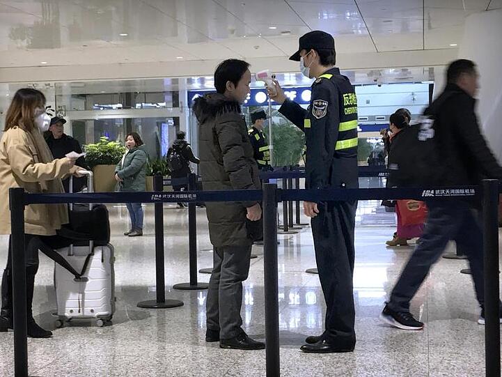Temperaturmessung am Flughafen Wuhan Tianhe International Airport bei den Passagieren. Die Verunsicherung durch das Coronavirus ist groß.