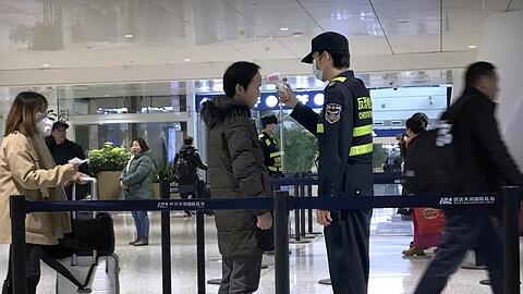 Temperaturmessung am Flughafen Wuhan Tianhe International Airport bei den Passagieren. Die Verunsicherung durch das Coronavirus ist groß.